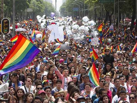 Una marcha regula el paso de un cierto número de personas. Calles cerradas marcha gay lgbt | Atracción360