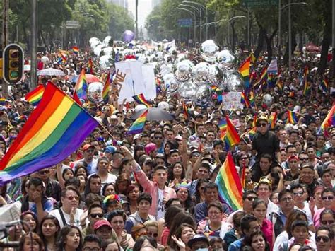 Se bajó en marcha del trenhe jumped off the train while it was moving. Calles cerradas marcha gay lgbt | Atracción360