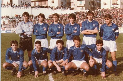 L'italia under 21 ha costituito due squadre per un totale di 58 giocatori per affrontare le prossime tre gare decisive per la qualificazioni ai prossimi europei. File:Italia Under-21 85-86.jpg - Wikimedia Commons