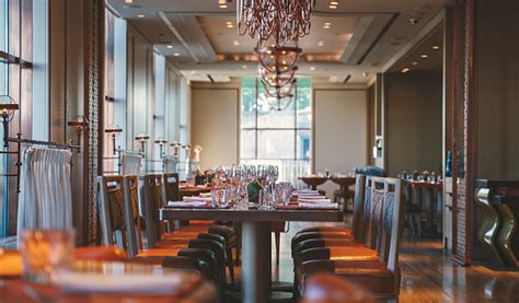 Restaurant table d'hotes darbojas franču restorāni, pārējo apmešanās vietu darbība, restorāni aktivitātēs. Dining Table In Luxury Hotels Restaurant Stock Photo ...
