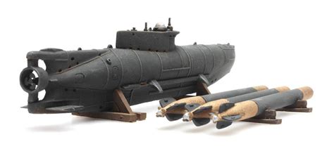 The transphasic torpedo was an advanced type of torpedo weapon of unprecedented destructive potential used by starfleet. Small U-Boat Seehund + 3 Torpedos - Artitecshop