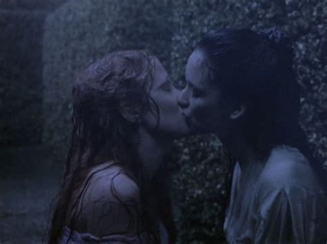 Bram stoker's dracula is a 1992 american gothic horror film directed and produced by francis ford coppola, based on the 1897 novel dracula by bram stoker. winona ryder on Tumblr