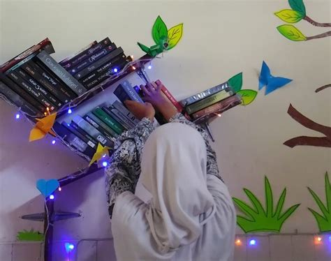 Tapi dinding kamar tidurmu juga bisa memajang sisik. Cantik Contoh Gambar Hiasan Buku - Bunga Hias