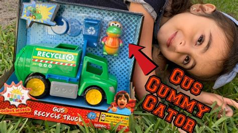 Pretend play food toys for kids adventure with gus! Gus the Gummy Gator Recycling Truck! Ryan's World Toys ...