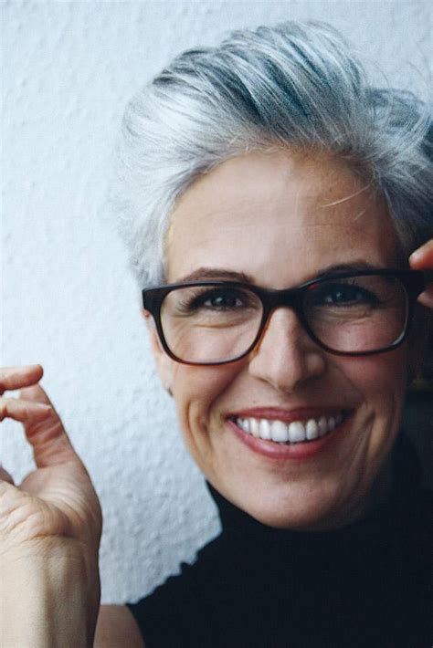 Hairstyles for 50 Year Old Woman With Glasses | Grijs haar ...