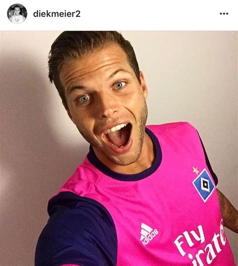 Das auswärtstrikot kommt in klassischem das ausweichtrikot der saison 21/22 kommt in schwarz daher. Diekmeier hat Spaß am "Schock"-Trikot