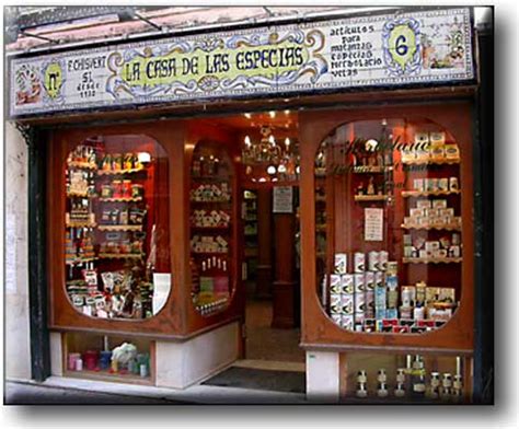 En sevilla podemos encontrar tiendas tradicionales donde comprarnos una mantilla, pero dos pasos más allá toparemos con zara. La Casa de las Especias, más de setenta años en Sevilla ...