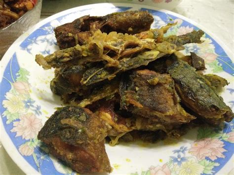 Gaul ikan keli dengan garam dan serbuk kunyit. Menu Berbuka Puasa | Ikan Keli Berlada dan Sambal Goreng ...