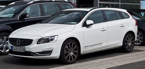 The v60 cross country is a crossover that combines dynamism and versatility in a new way to give you an engaging driving experience for all your outdoor adventures. File:Volvo V60 D5 Summum (Facelift) - Frontansicht, 12 ...