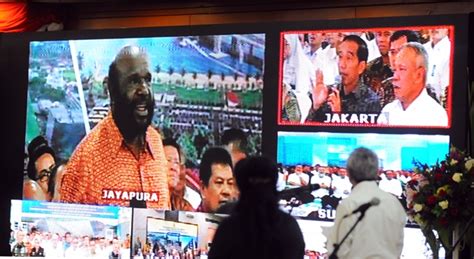 Cek fakta perusak bendera dan makian rasial. Papua optimistis selesaikan proyek Trans Papua 2018