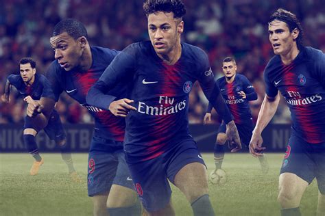 Jugadores como florenzi, sarabia, bakker, diallo, kehrer, dagba o kurzawa están en el mercado y leronardo tiene trabajo. Nike Football, le maglie del PSG 2018/19