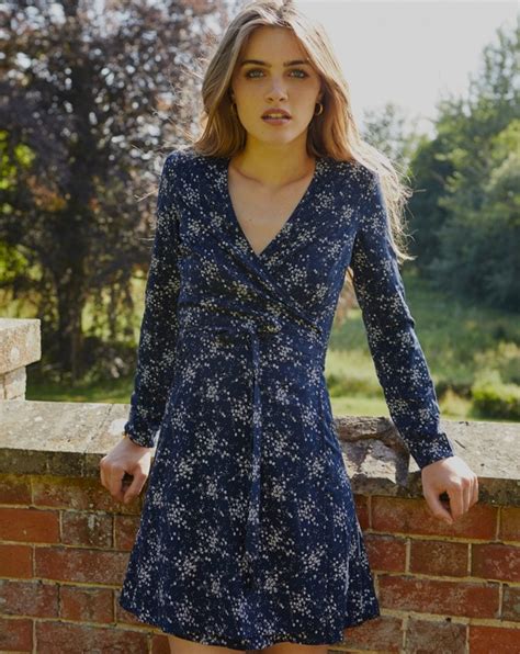 Robe de soiree manche longue 2016. Robe bleu marine : avec quoi porter à un mariage ...