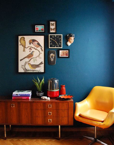 Truly, a black and white living room looks absolutely stunning! DARK BLUE INTERIOR INSPIRATION - Lobster and Swan