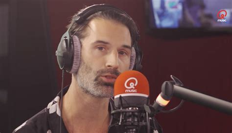 Tegenwoordig is hij zanger bij manoeuvres en presenteert hij op vtm en qmusic. Sean Dhondt reageert nu ook op gelekte naaktbeelden: 'Ik zie hier enorm van af' | Humo