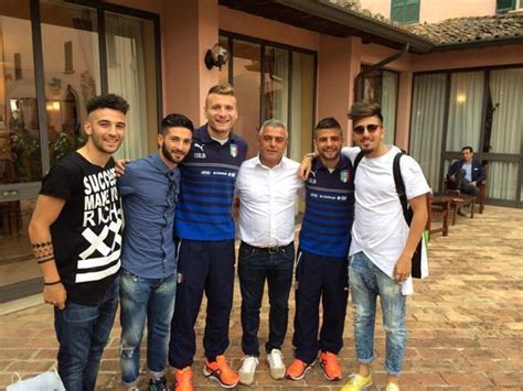 The tv special for the italy squad ahead of euro 2020 saw ciro immobile, lorenzo insigne and gianluigi donnarumma provide backing vocals for a neapolitan rapper. FOTO - Visita partenti per Insigne a Coverciano