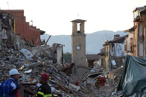 .ha praticamente distrutto il paese di amatrice, il più colpito da questo devastante sisma, a cui foto da amatrice. Terremoto, Amatrice: il paese che non c'è più e la voglia ...