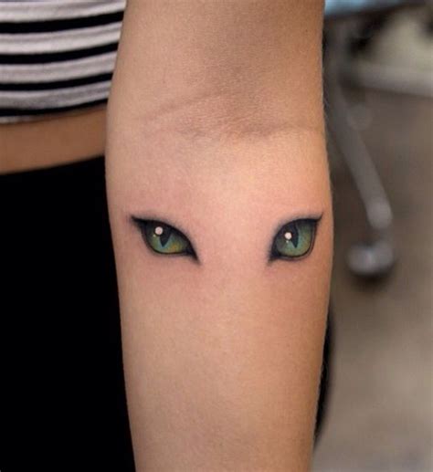 Nach den „bratz lips, einem trend, bei dem die oberlippe mit wimpernkleber nach oben fixiert wurde, um sie voller wirken zu lassen. Tu mirada, tu fuerza. | Tatuaje ojos de gato, Tatuaje ojo ...