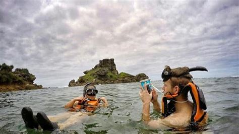 Ombak di sini juga tidak terlalu ganas, jadi kamu bisa mencoba kegiatan berenang. Ombak Pantai Selatan Jawa Memang Menyeramkan, Tapi ...