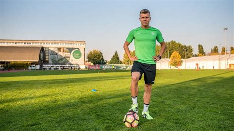 90'+4' ádám szalai (hungary) wins a free kick in the attacking half. A Fradi új csillaga kis híján áldozatul esett a magyar ...