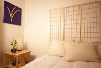 Fenster und türen vom bett aus im blick zu haben vermittelt das gefühl von sicherheit, wohlbefinden und kontrolle. Feng Shui fürs Schlafzimmer: Wo ist der beste Platz für ...