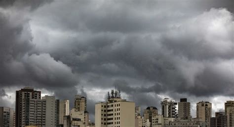 56 as precipitações caem principalmente sob a forma de chuva e, esporadicamente, de granizo, podendo ainda virem acompanhadas de descargas elétricas e fortes rajadas de vento. Com temporal, cidade de São Paulo entra em estado de ...