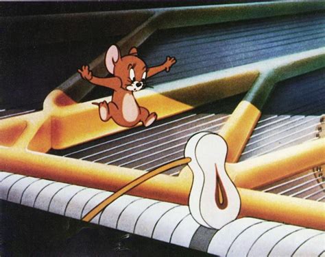 Tom enters from stage left in white tie and tails, sits at the piano, gets his concentration as the symphony in the pit underneath him heats up, and starts jerry is walloped by hammers, bobbed by wires, and just barely got by tom as the feline attempts to play the concerto while getting rid of jerry. Muziek