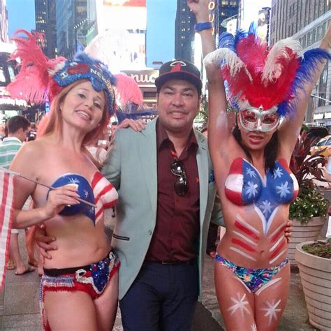 Cheia de vontade de descobrir la através da tua lente e das tuas palavras. Prohiben chicas topless en Times Square | Entre Veredas