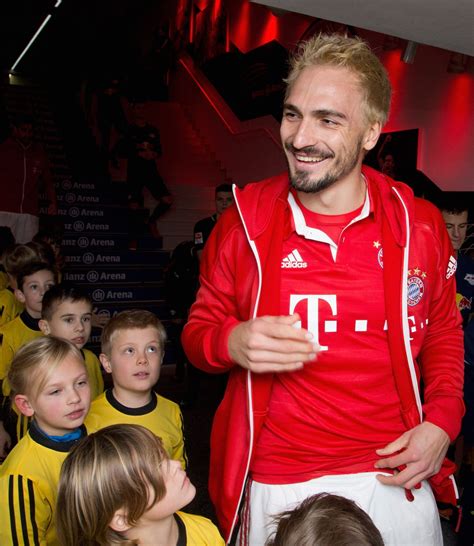 Mats hummels, mit kraft und timing für eine vorentscheidung / zwei zu hook 2 ich bin mats hummels, ah, ich bin mats hummels (yeah) du tust etwas dummes, denn du. Kid looks like he's judging Mats Hummels for his bleached ...