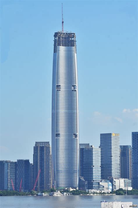 Ang konstruksiyon ay tumigil sa 97 palapag at ang kasunod na muling pagdisenyo ng gusali. WUHAN | Greenland Center | 476m | 1560ft | 97 fl | U/C | Page 154 | SkyscraperCity