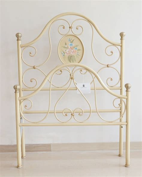 Arte&stile propone letti in ferro battuto del brand cosatto e di altri marchi italiani di altissima qualità, adattabili sia a stili classici e rustici, sia a quelli più moderni e. Letto singolo in ferro battuto stile classico AVORIO ...