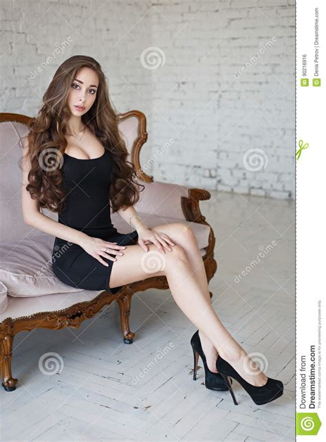 Codes promo, ventes flash, livraison offerte, trouvez le produit de vos rêves à prix réduit ! Jeune Femme Attirante Dans Une Robe Sexy Photo stock ...