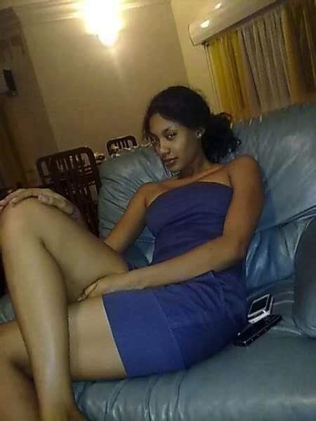 Seulement le meilleur et la vidéo xxx gratuite ! Trop sexy Adja Diallo : Elle dévoile ses belles jambes...