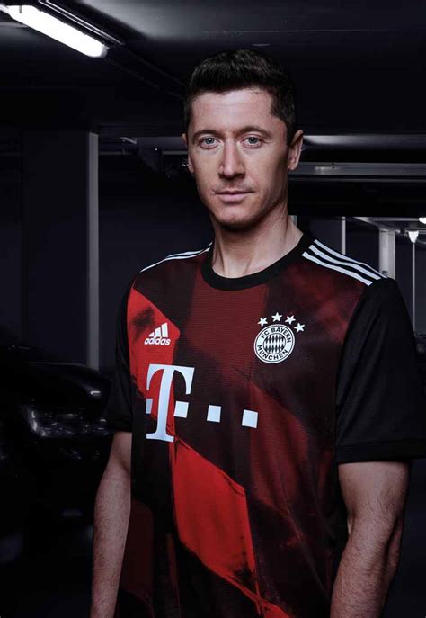 Oficialmente em alemão), comumente referido como fc bayern münchen, fc bayern, simplesmente bayern ou abreviado como fcb é um clube alemão multidesportivo sediado na cidade de munique, no estado da baviera. Terceira camisa do Bayern de Munique 2020-2021 Adidas » MDF