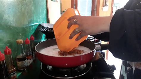 Bubur sumsum itu sendiri terbuat dari tepung beras, kemudian dimasak dengan santan lalu dinikmati dengan tambahan saus gula sehingga rasanya semakin lezat. RESEP BUBUR SUMSUM - YouTube