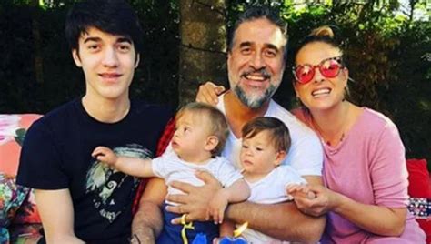 Tiyatro sanatçısı rutkay aziz ve nuran duru'nun kızı olarak ankara'da doğdu. Doğa Rutkay mutlu evliliğin sırrını açıkladı - Magazin ...