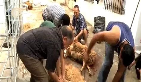 وقد اتفق علماء الأمة وأجمعوا على أن التكبير يبدأ من رؤية هلال شوال وبغروب شمس آخر يوم في رمضان. عيد الأضحى في تونس: تقاليد وأجواء خاصة | الميادين