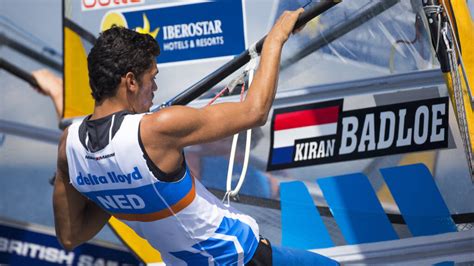 A windsurfer from the netherlands named kiran badloe has taken over the headlines not only because of his skills but for a peculiar hairstyle he is sporting these days. Badloe eerste Europese kampioen windfoiling, De Geus pakt ...