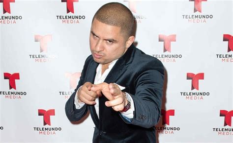 His birth name is larry hernandez jr. Larry Hernández arremete contra Presidente de México