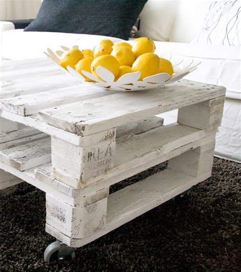 There are dozens of ways to create a simple coffee table with wood pallets. 20 amazing DIY pallet coffee table