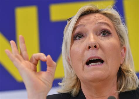 Marine le pen, a pesar de ser la candidata menos favorita a ganar los comicios, tiene una ventaja sobre emmanuel macron. Un selfie controversé de Marine Le Pen avec un militant ...