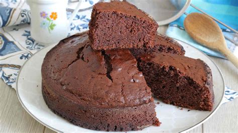 C'est ainsi que j'ai découvert que l'oeuf dans un fondant au chocolat est totalement accessoire voire même contradictoire car il a tendance à trop durcir le gâteau. GÂTEAU AU CHOCOLAT SANS OEUFS tellement délicieux est ...