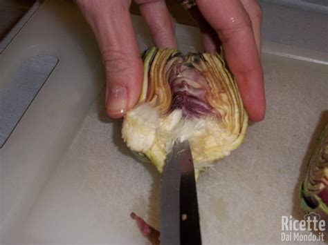 Con i carciofi si possono preparare ottimi sughi e condimenti per i primi piatti e contorni sfiziosi. Come pulire i carciofi | RicetteDalMondo.it