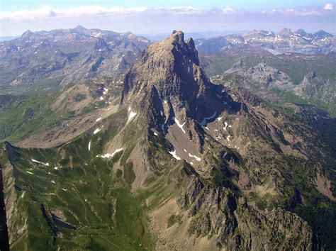 Observatoire du pic du midi) was classified in 2003 as a national natural site due to its landscape's beauty. Pic du Midi d'Ossau - Camptocamp.org