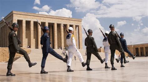 Heyeti ile birlikte aslanlı yolda yürüyerek ulu önder mustafa kemal atatürk'ün mozolesine çelenk koyan sennaroğlu, daha sonra saygı duruşunda bulundu. Askerliğini Anıtkabir'de Yapan Birinden: Anıtkabir'in Pek ...