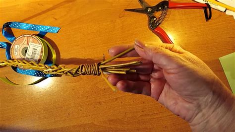 Chlapci a muži volí několik tradičních způsobů pletení pomlázky, často se pomlázka plet… Pracovka - pletení pomlázka a jiné dekorace - YouTube