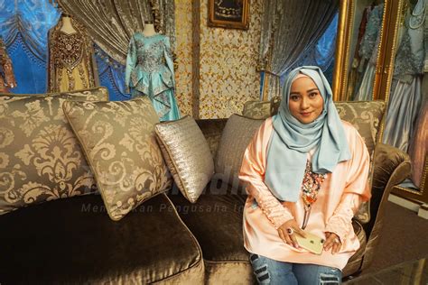 Ketika mempresentasikan desain baju muslimnya, ia mendapat tepuk tangan meriah dari 1.500 orang yang datang. Anniesa Hasibuan: Desainer Ternama yang Sempat Jualan ...