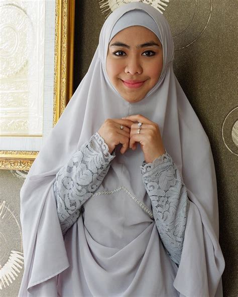 Dari tiga bersaudara ria ricis memang tampak sangat mirip dengan kakak pertamanya itu daripada kakak keduanya, shindy kurnia putri. Oki Setiana Dewi Bertudung Labuh Azhan.co | Wanita, Hijab ...