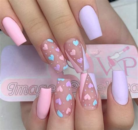 Los diseños nail art vienen en un montón de variaciones y estilos para todo el mundo, desde una niña de escuela, a un estudiante de primaria, a un ama de casa o una mujer que trabaja. Pin de JolieFa en Nail art designs en 2020 | Uñas de gel ...