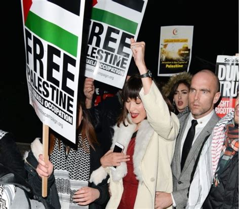 Demonstrators held placards from the stop the war coalition and the palestine campaign during protests outside the us embassy in london. Bella Hadid y la censura de Palestina en Instagram: ¿No se ...