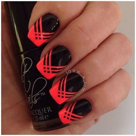 Las uñas acrílicas lucen atractivas en casi todas las personas. Uñas color coral con diseños bonitos y fáciles llenos de ...